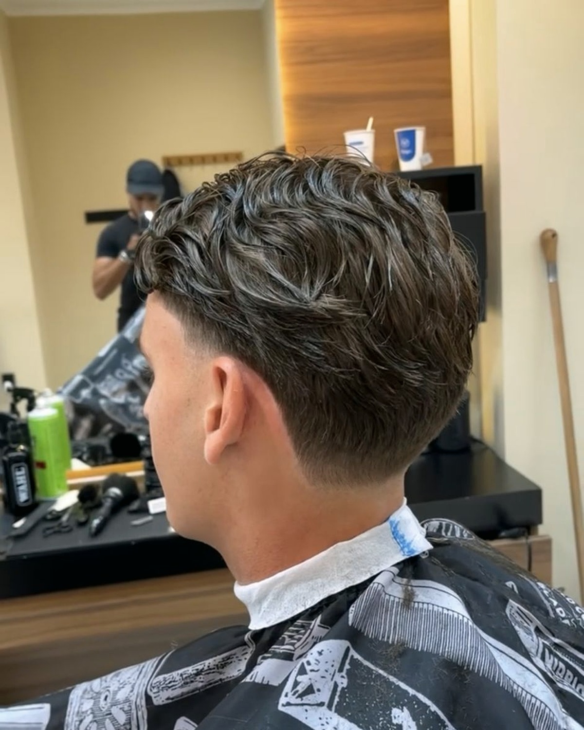 Gelaagde herencoupe met rustige afwerking bij RochBarber