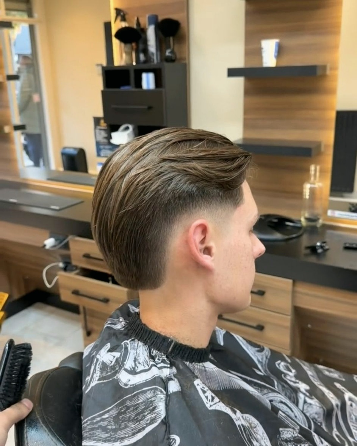 Curly top met strakke fade bij RochBarber